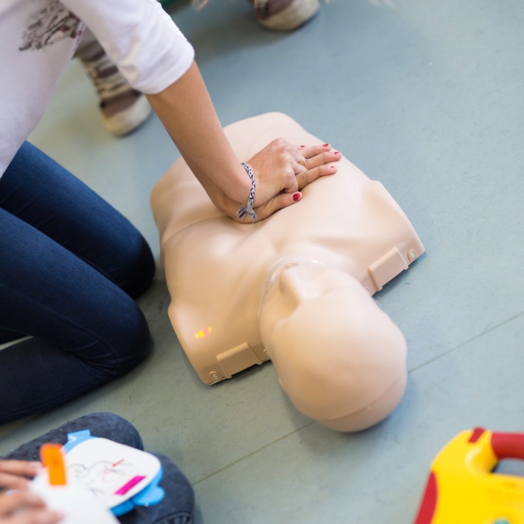 Massage cardiaque effectué sur un mannequin lors d'un recyclage