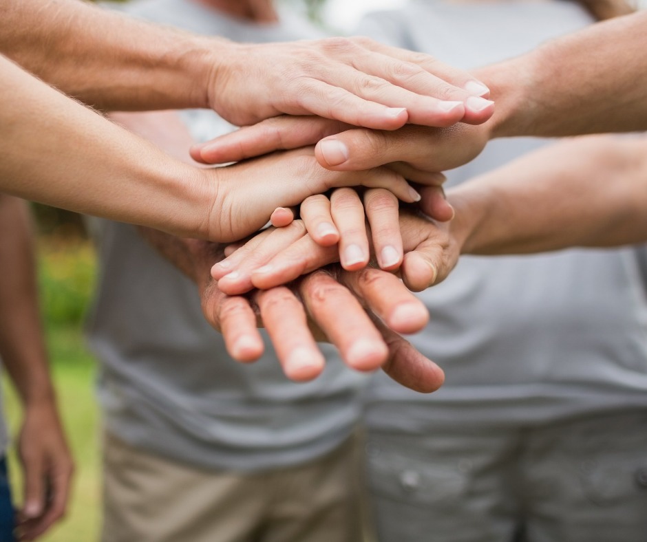 étudiant et bénévole secouriste photo de personnes se superposent les mains en signe d'unité.