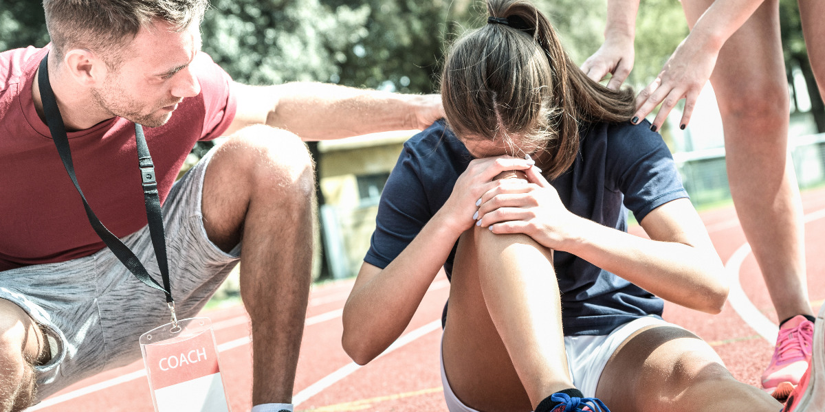 Une athlète féminine se blesse lors d'un entraînement de course à pied aux Jeux Olympiques